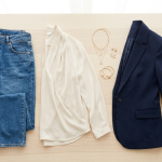 Flat lay de vêtements basiques et bijoux illustrant comment créer un mix and match tenue.