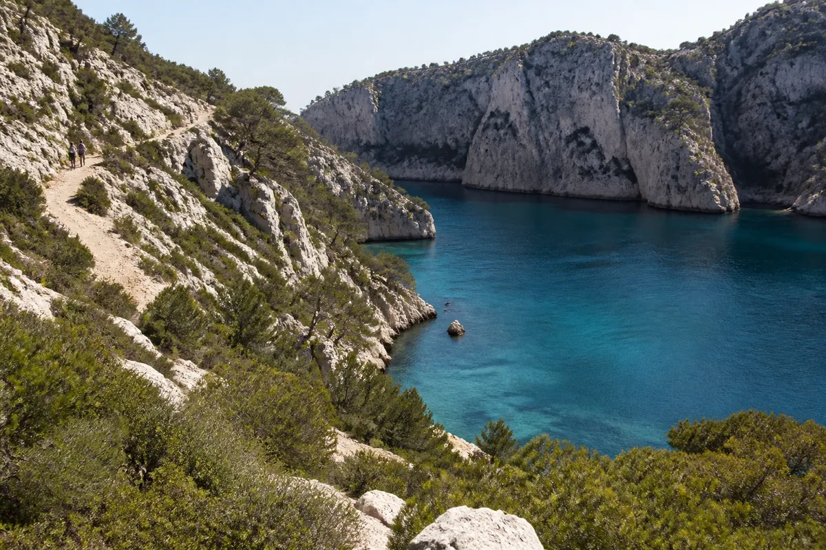 Paysage des Calanques entre Marseille et Cassis avec falaises calcaires et eau turquoise
