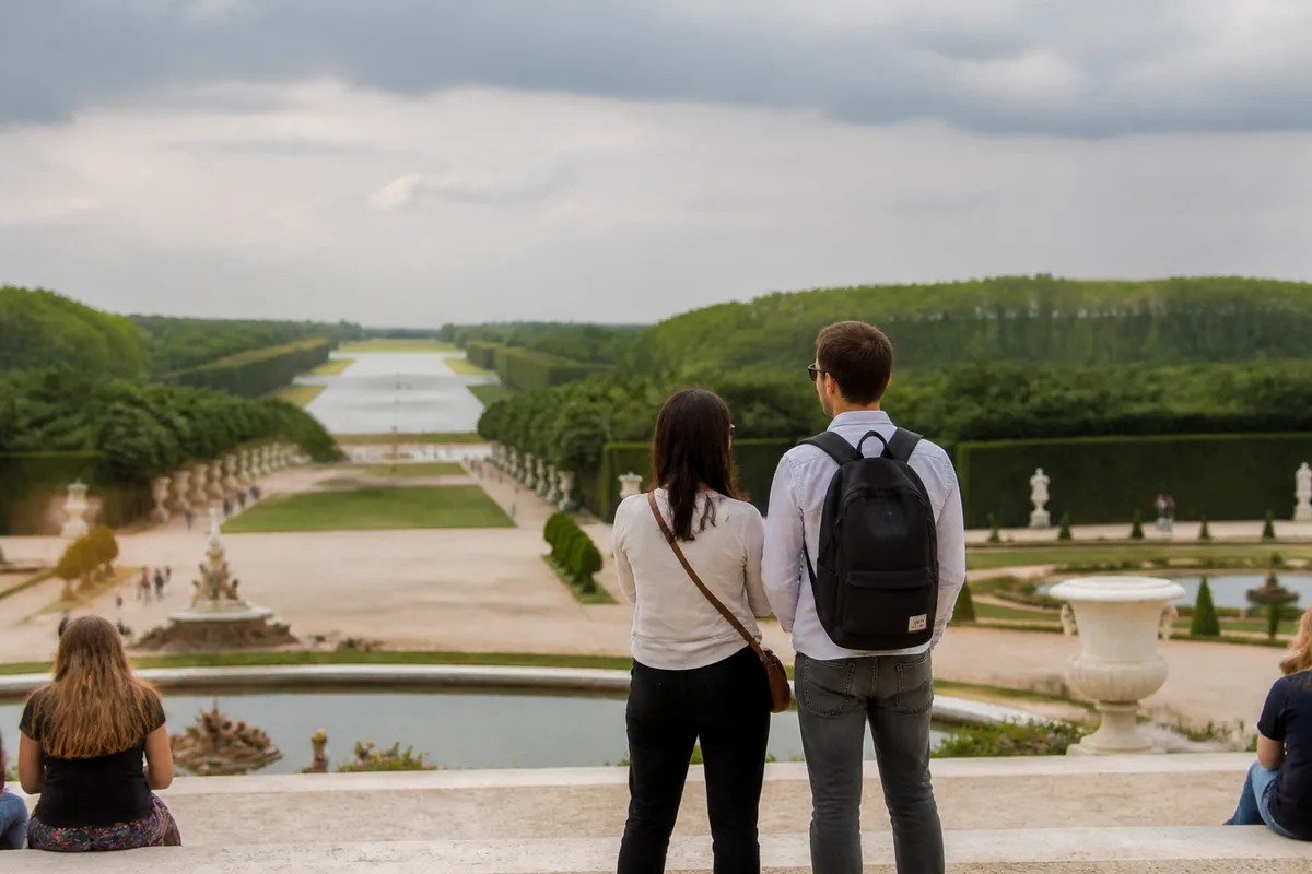 Voyageurs découvrant Paris et Versailles lors d’un premier voyage en France