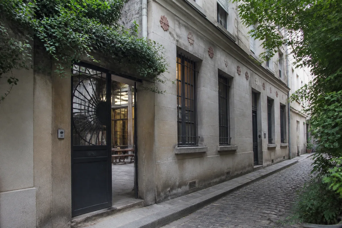 Façade et passage de La Ruche, cité d’artistes du 15e arrondissement de Paris