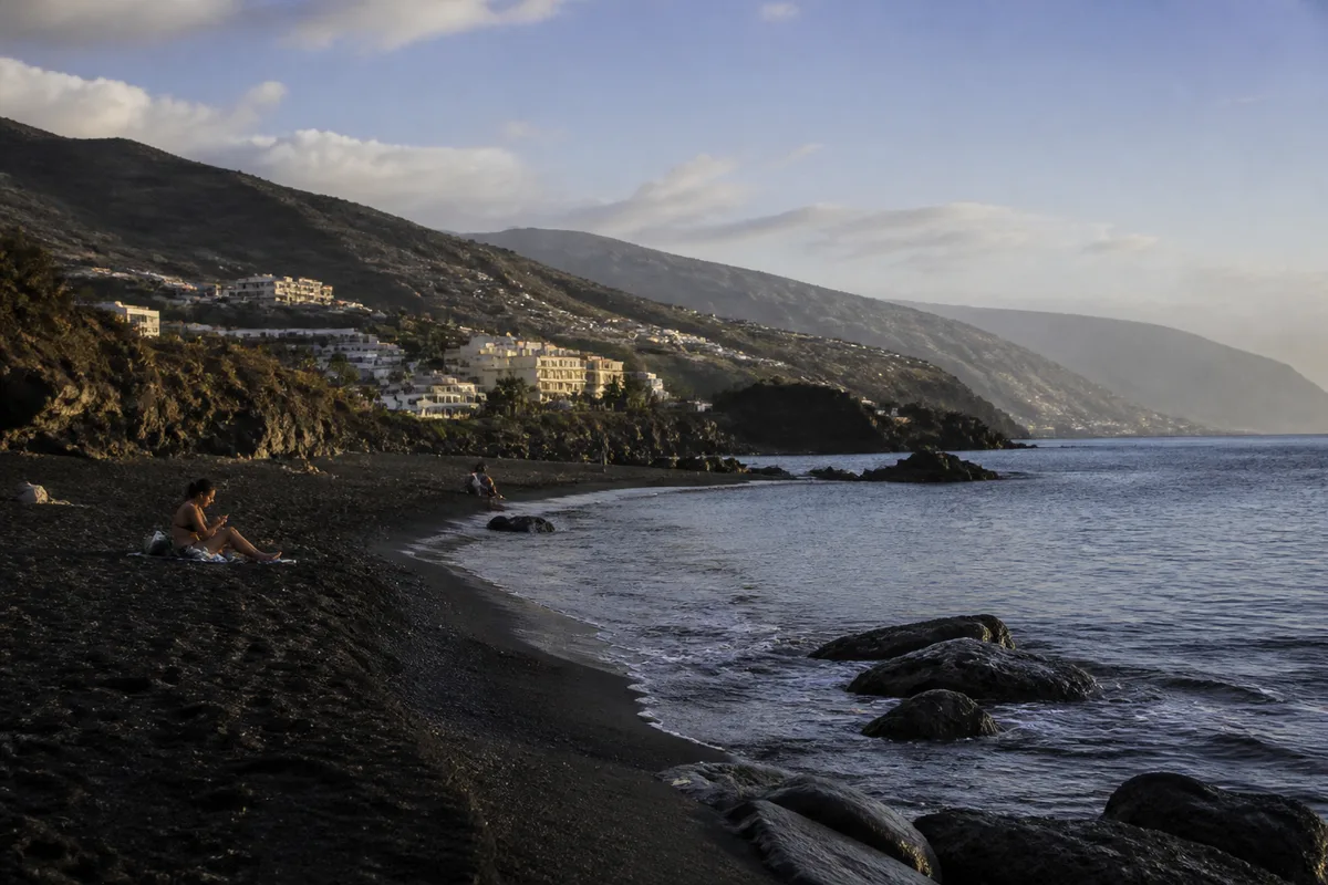 Plage volcanique de Tenerife aux Canaries en septembre avec reliefs et lumière de fin d'été